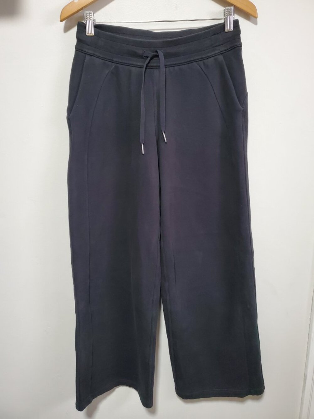 LULULEMON Scuba Mid-Rise Wide-Leg 30" Track Pant Black Sz 6 Full Length Fleece - Picture 2 of 12